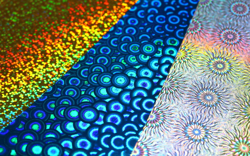 Как и другие типы голограмм (на фото), экспериментальные съедобные демонстрируют разные цветовые узоры при просмотре под разными углами.