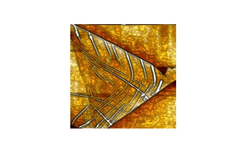 Структурные изгибы, видимые как белые линии, изменяют электрические и механические свойства графеновых полосок, превращая их в крошечные микрочипы.