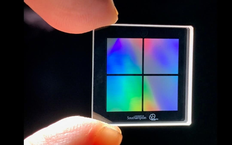 Этот стеклянный чип содержит пять гигабайт данных.