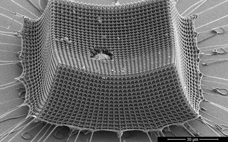 Материаловеды из Массачусетского технологического института разработали многообещающий материал для брони, состоящий из углеродных распорок нанометрового размера.