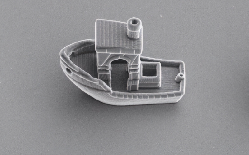 3DBenchy - это крошечная лодка, напечатанная на 3D-принтере, толщиной всего треть человеческого волоса.