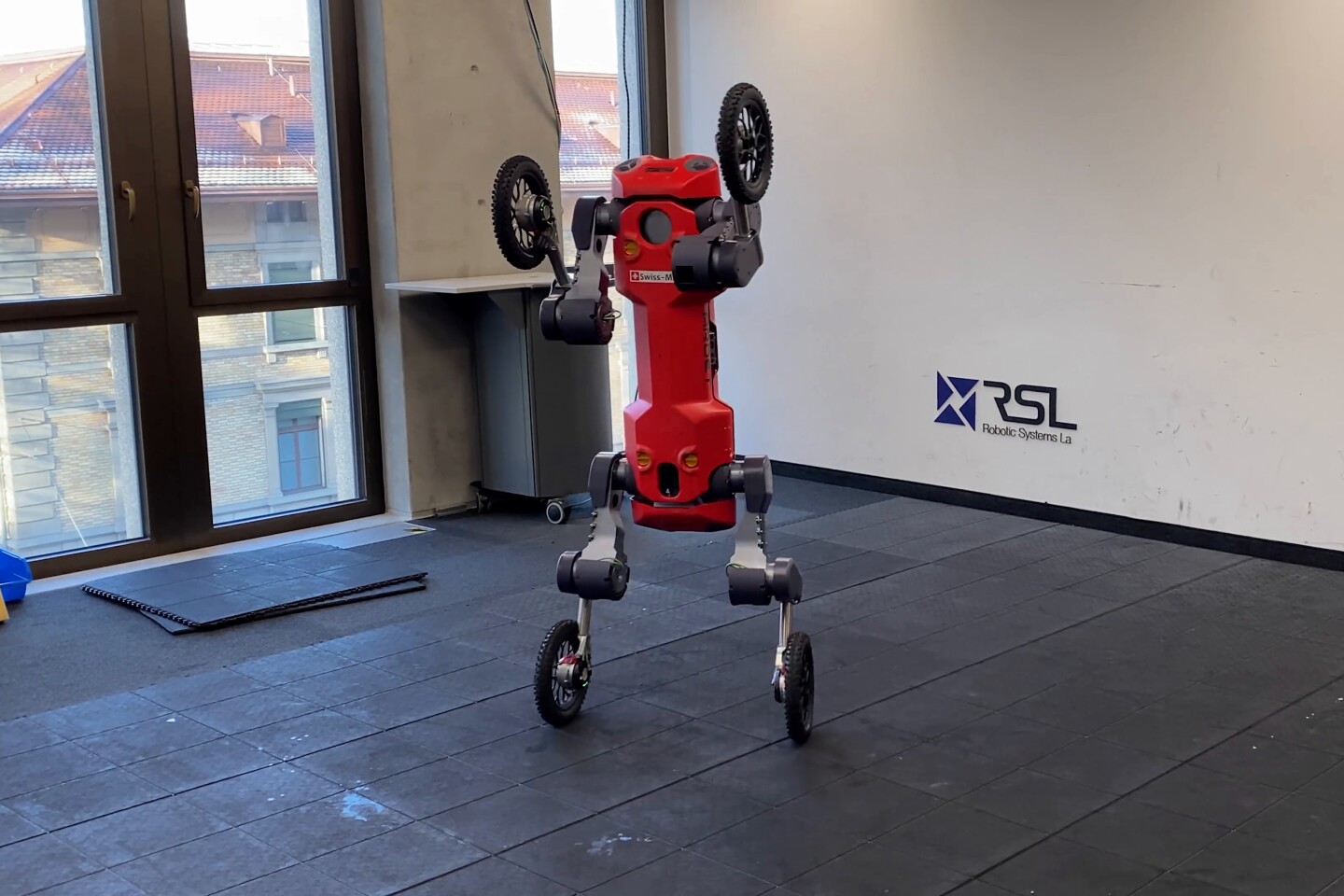 Робот ANYmal уже мог ходить на четырех ногах и катиться на четырех колесах, но теперь он также может стоять и балансировать на своих задних колесах.
