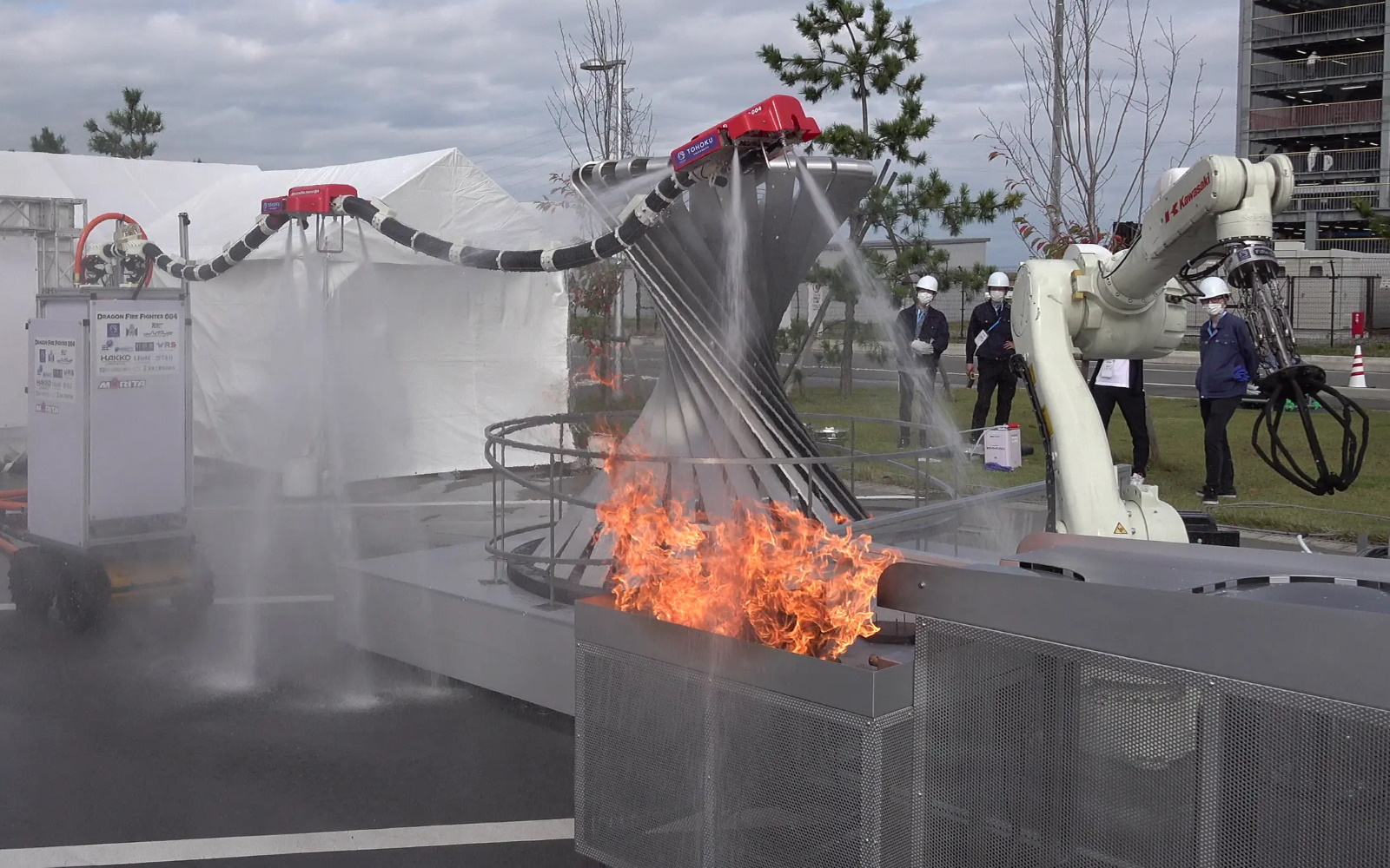 Пожарный робот «Летающий дракон» обрушивает всю мощь водной смерти во время испытательного пожара.