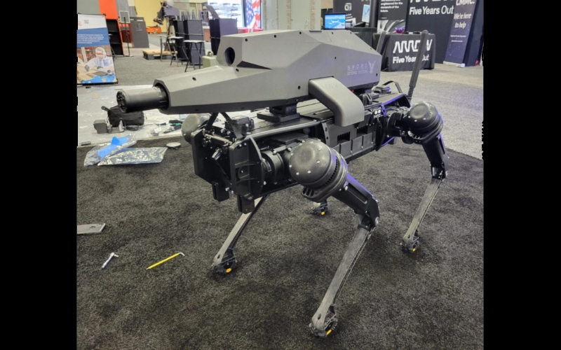 На выставке NDIA Future Force Capabilities в США Ghost Robotics представила установленную на спине оружейную систему от Sword Defense Systems для своего робота Vision 60. 