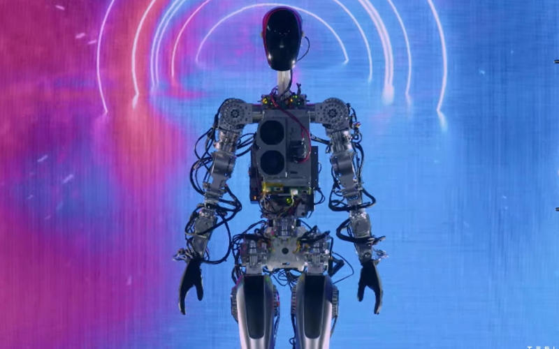 Робот Bumble C вышел на сцену в Пало-Альто, Калифорния, США, в рамках презентации Tesla AI Day.