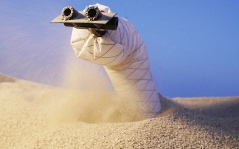 У нового туннельного робота, «плавающего» в песке, спереди есть воздушные форсунки, которые сбрасывают песок с пути, и клиновидная голова, которая помогает ему двигаться по курсму.