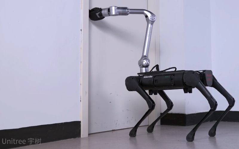 Робот Unitree Aliengo использует руку-манипулятор Z1, чтобы открыть дверь.