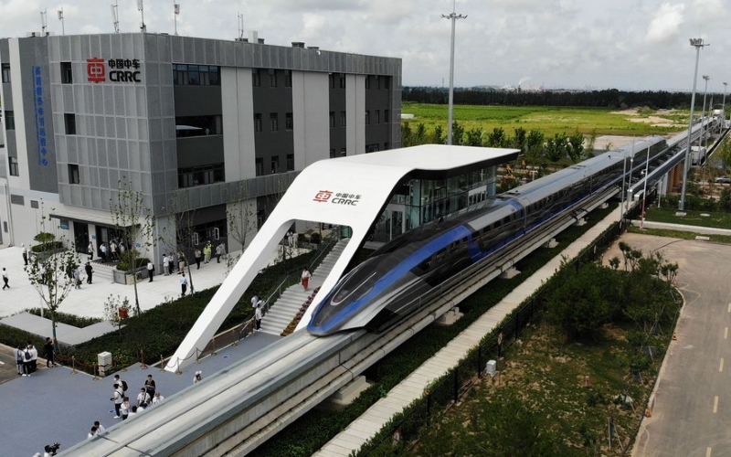 Китайская корпорация CRRC утверждает, что ее новый сверхскоростной поезд на магнитной подвеске со скоростью 600 км/ч будет самым быстрым наземным транспортом в мире.