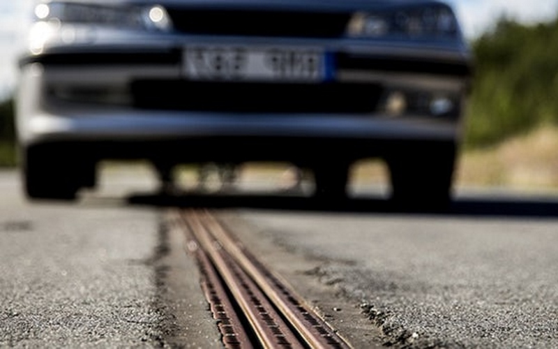 Шведский проект eRoadArlanda управляет зарядкой электромобилей через рельсы подобные слот-гонкам, встроенным в дорогу.
