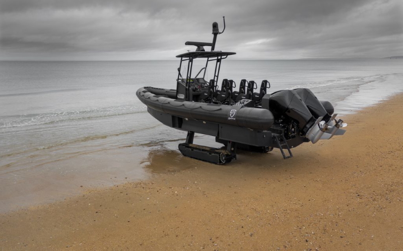 Iguana Pro, шестиместная военная и предназначенная для аварийных ситуаций жёстко-надувная лодка, формирует основу того, что, по словам Iguana, будет самой быстрой лодкой-амфибией в мире.