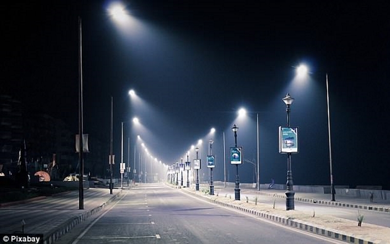 Современные уличные фонари огни могут заставлять людей бодрствовать и удерживать их от сна в ночное время, нанося ущерб их зрению, предупреждает новый доклад ученых.