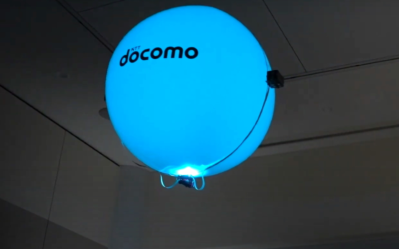 Дрон-воздушный шар Docomo наполнен гелием и управляется с помощью ультразвуковой двигательной установки.