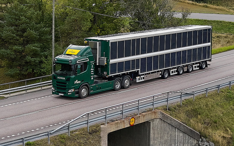 Гибридный грузовик мощностью 560 л.с., разработанный для сокращения количества топлива, используемого транспортными компаниями, имеет 18-метровый прицеп с панелями мощностью 13,2 кВт площадью 100 кв.м.