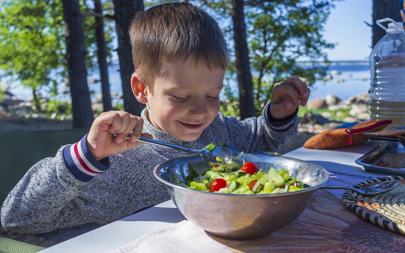 Может быть трудно заставить маленьких детей есть достаточно овощей, но новое исследование показало, что простое добавление большего количества овощей в тарелки может привести к тому, что дети будут есть больше овощей во время еды.