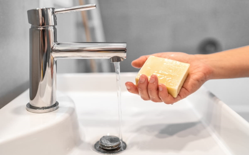 Именно «мыло» в составе антибактериального мыла защищает ваши руки, а не «антибактериальное».