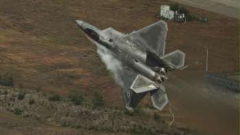ЭКСКЛЮЗИВНАЯ демонстрация истребителя F-22 Raptor ВВС США, которого вы никогда раньше не видели. Будьте готовы пристегнуться к поездке на всю жизнь. F-22 Raptor демонстрирует свою маневренность в великолепном 4K.