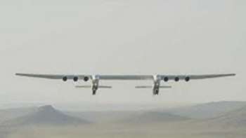 Stratolaunch, в партнерстве с Scaled Composites, успешно выполнил первый полет самолета Stratolaunch. В рамках этого первого полета самого большого в мире самолета пилоты оценили летные характеристики и управляемость цельнокомпозитной конструкции с двумя фюзеляжами. Самолет взлетел 13 апреля 2019 года из аэрокосмического порта Мохаве и пролетел 2,5 часа, развивая максимальную скорость 304 км/ч и достигая высоты до 5200м. Самолет благополучно приземлился на фоне приветствий команды, которая спроектировала и построила самолет. Самый большой в мире самолет совершил первый полет.